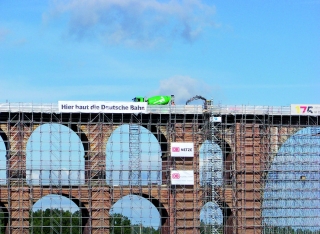 Betonage auf weltgrößter Ziegelsteinbrücke in 78 m Höhe 