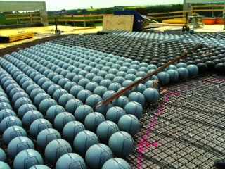 Cobiax „Eco-Line“-Hohlkörpermodule in der Ausführung (Produktionshalle Eberspächer in Wilsdruff) 