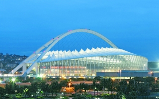 Imposant leuchtet das Moses-Mabhida-Stadion im nächtlichen Durban 