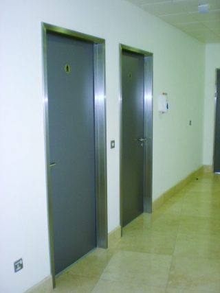 Auch im Innenbereich sind Edelstahl-Türen ­attraktiv (Foto: BOS GmbH Best of steel) 