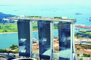 Marina Bay Sands: Der Skypark mit Dachgarten, Restaurants und Bars ist auf 17 Kalottenlagern gelagert 