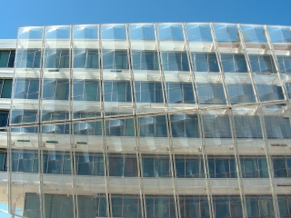 Die polygonal gefaltete Vorhangfassade besteht aus 6200 m² ETFE-Folie 