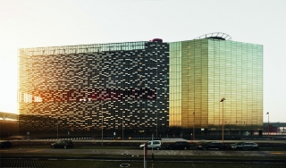 Die Fassade für das Bürogebäude der Messe Mailand prägt die Skyline von Mailand 