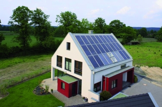 Nullenergiehaus mit Solararchitektur und Erdwärmepumpe 