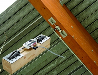 Weltneuheit: der Sensor zur Überwachung von Dachkonstruktionen aus Holz, Spannbeton und Stahl (Foto: Richard Jahre GmbH) 