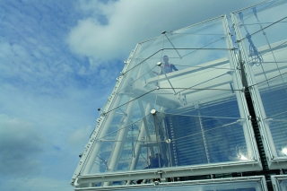 Die polygonal gefaltete Vorhangfassade besteht aus 6200 m2 ETFE-Folie 