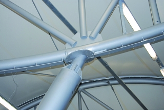 Ein Knoten der Stahlkonstruktion im Detail 
