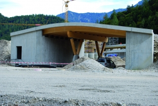 Die 17 m lange und 13,70 m breite Holz-Beton-Verbundbrücke Chiemgau-Arena Ruhpolding (Foto: TiComTec) 