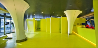 Bild2. Wie aus einem Guss: Boden und Wand sind mit Caparol Disbon 447 in Gelb beschichtet 