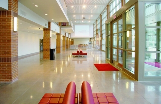 Retroplate-Boden im Student Center Manhattanville College (2008 Gewinner des Preises â€žGreen Education Design Showcaseâ€œ) 