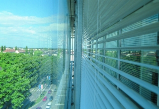 Mit intelligenter Sonnenschutzsteuerung lässt sich der Kühlbedarf um bis zu 80 % verringern (Foto: Somfy GmbH) 