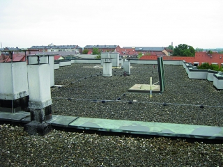 Ein schadhaftes Dachschichtenpaket machte die Kompletterneuerung des Flachdaches in Bamberg erforderlich 