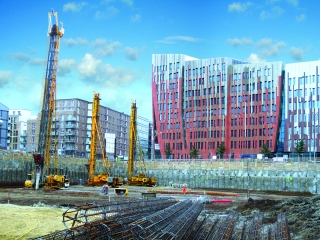 Teilfeld 3 des südlichen Überseequartiers in der HafenCity: FRANKI-Rammen in der Baugrube 
