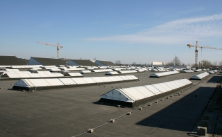 Vor der energetischen Sanierung: das Dach der Schneider Electric-Werke in Regensburg 