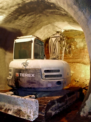 Für den Tunnelvortrieb optimierter Serien-TC125 von Terex beim erfolgreichen Ausbruch der Fluchtstollen im Finnetunnel 