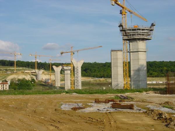 Meaux Viaduct.Piers P13 through P21 under construction 