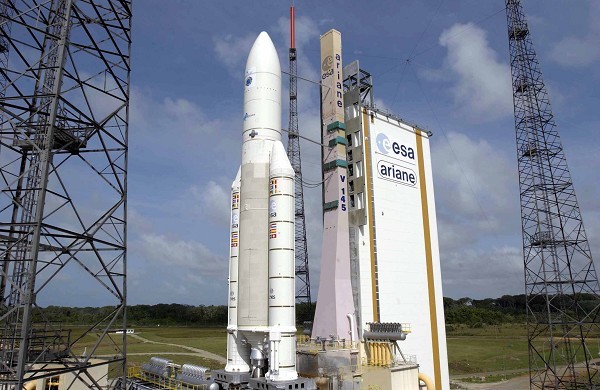 Ariane 5 mit Envisat auf der Abschussplatform. 