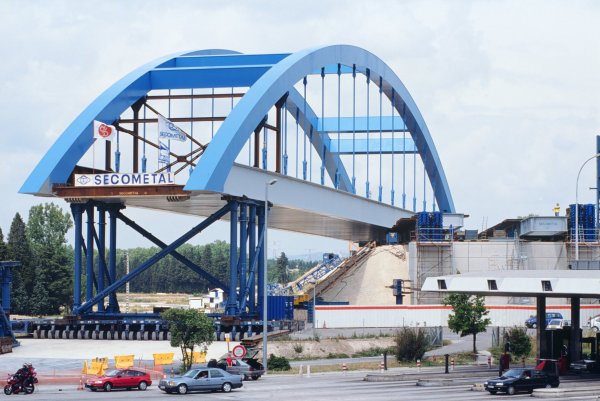 Bridge over the A7 toll gate at Bonpas, near Avignon, France. Arch being pushed into place 