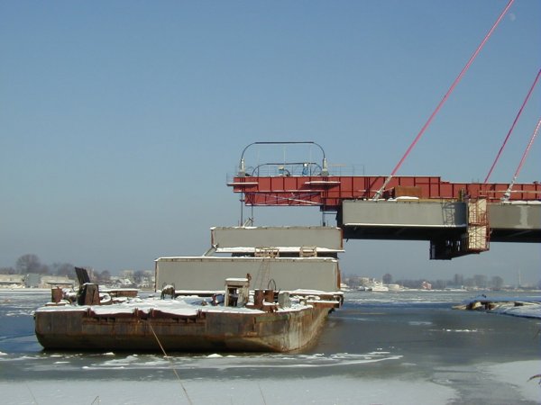 Sucharskiego-Brücke: Einschiffen und Einheben eines Teils des überbaus 
