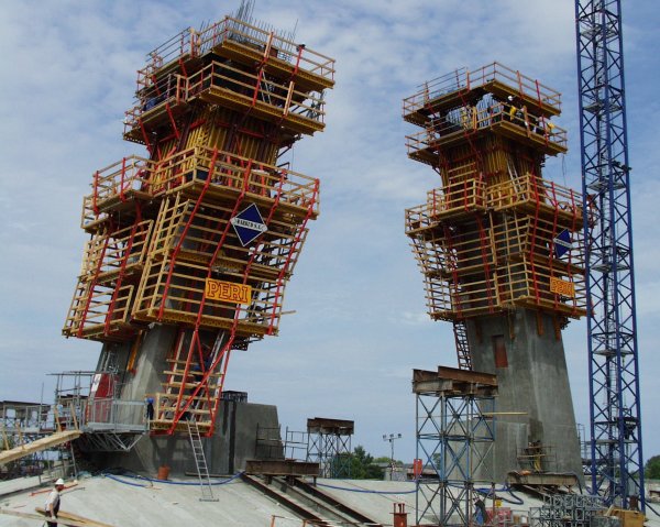 Sucharskiego-Brücke: Betonieren des Pylon mit einer Kletterschalung 