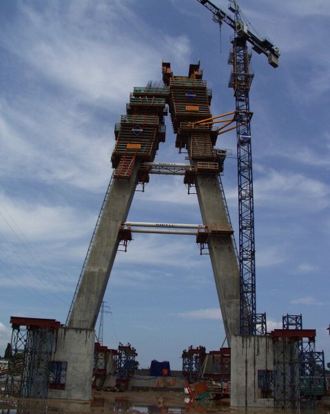 Sucharskiego-Brücke: Betonieren des Pylon mit einer Kletterschalung 