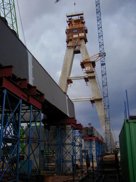 Construction du pylône avec coffrage auto-grimpant et assemblage du tablier 