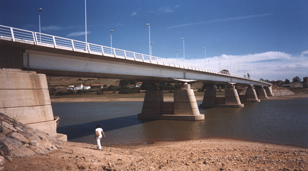 Viaducto sobre el embalse del Ebro 