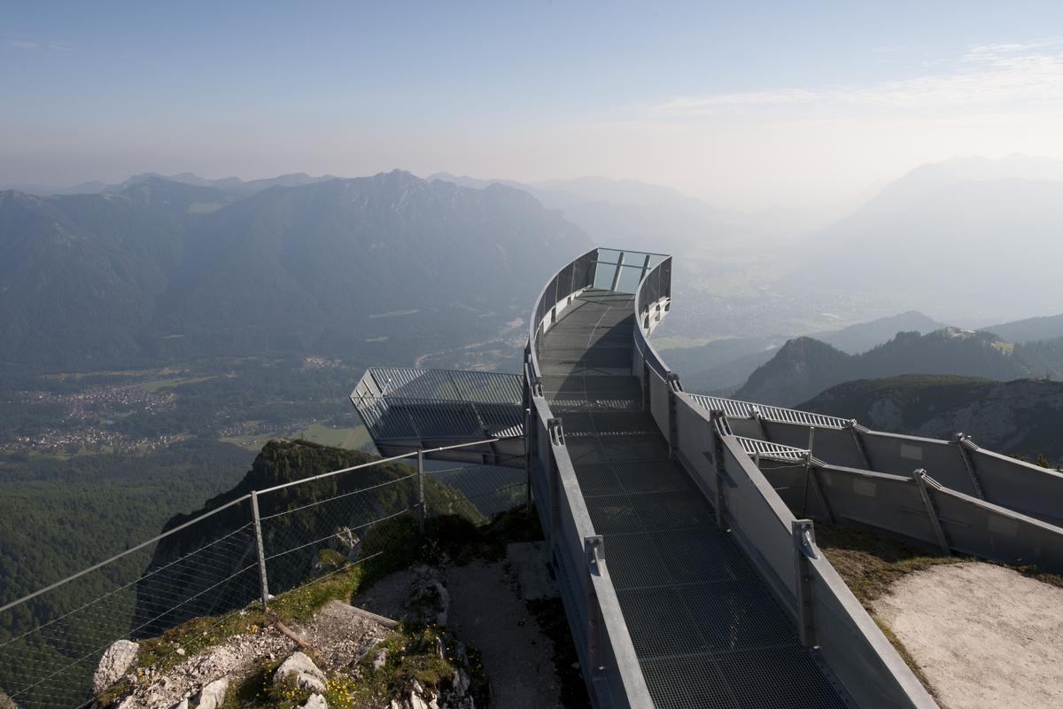 AlpspiX: spektakuläre Aussichtsplattform 1.000 m über dem Höllental und gegenüber der Zugspitze 