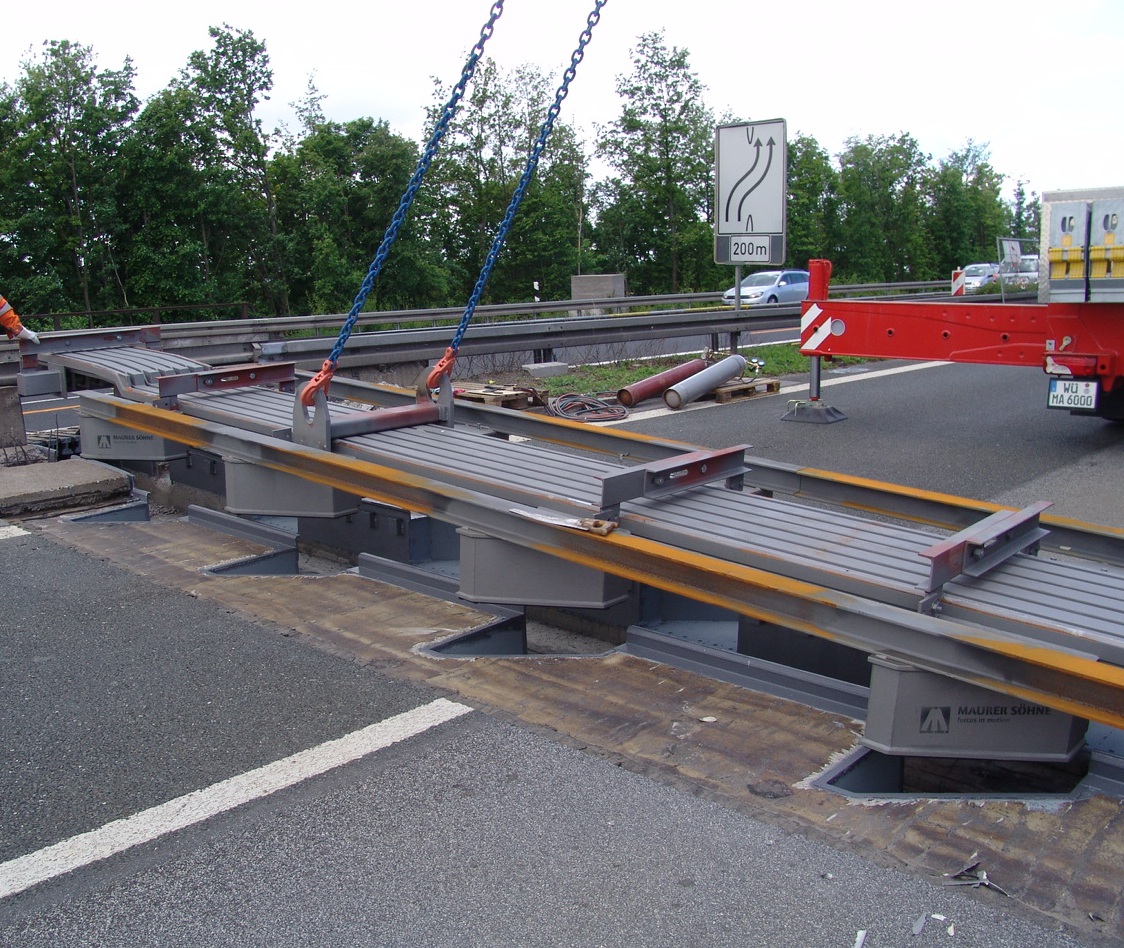 Dehnfugen-Umbau an der Kürnachbrücke beim Einhub der neuen 5-profiligen Dehnfuge in den vorbereiteten Bestand 