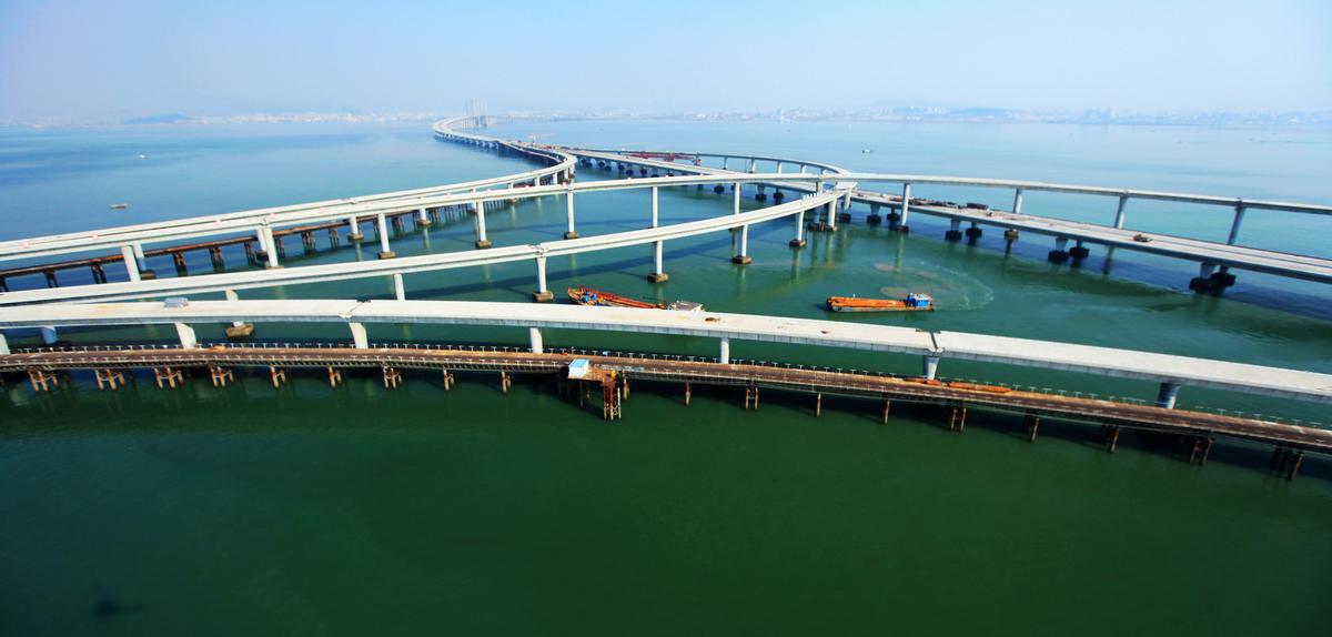 Die Qingdao-Haiwan-Brücke verbindet die Stadt Qingdao mit Huangdao und dem Flughafen Qingdao-Liuting 
