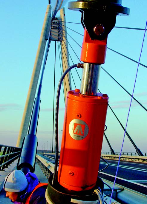 Media File No. 213911 Adaptive stay cable dampers to be displayed right after installation, and thus without a protective cover. This photo shows the very first installation of an adaptive cable stayed damper at the Ijssel Bridge near Kampen (Netherlands)