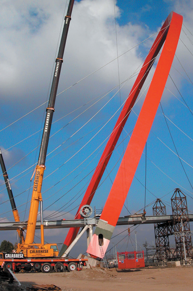In einem Winkel von ca. 27° neigt sich der rote Stahlbogen, der als Pylon für die Schrägseilbrücke Ponte MOI in Turin dient 