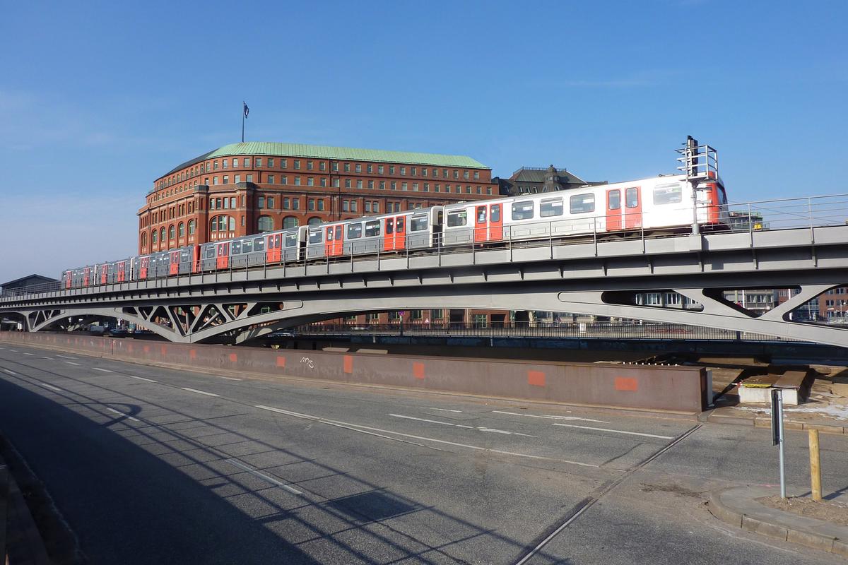 Stahlviadukt über den Binnenhafen in Hamburg für die Hochbahn 