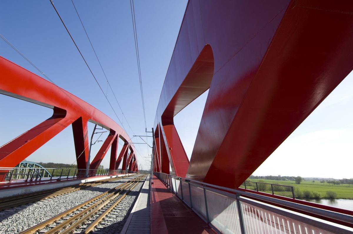 Für die neue IJsselbrücke wurden insgesamt 9.300 t Stahl verbaut 
