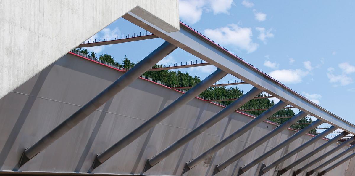 Der einteilige Stahlverbundhohlkasten mit außen liegender Strebenkonstruktion wird aus 140 Einzelbauteilen zusammengesetzt und verschweißt 