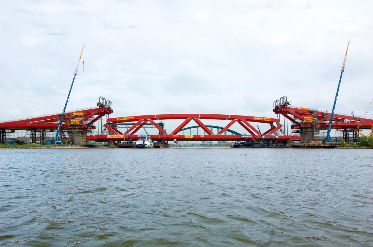 Pairs of hoists at both abutments raised the 2500 t steel bridge colossus into its final position via 248 wire ropes 