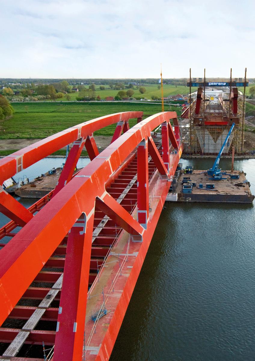 Floating in and lifting the new Ijssel bridge near the Dutch city of Zwolle called for precision work 