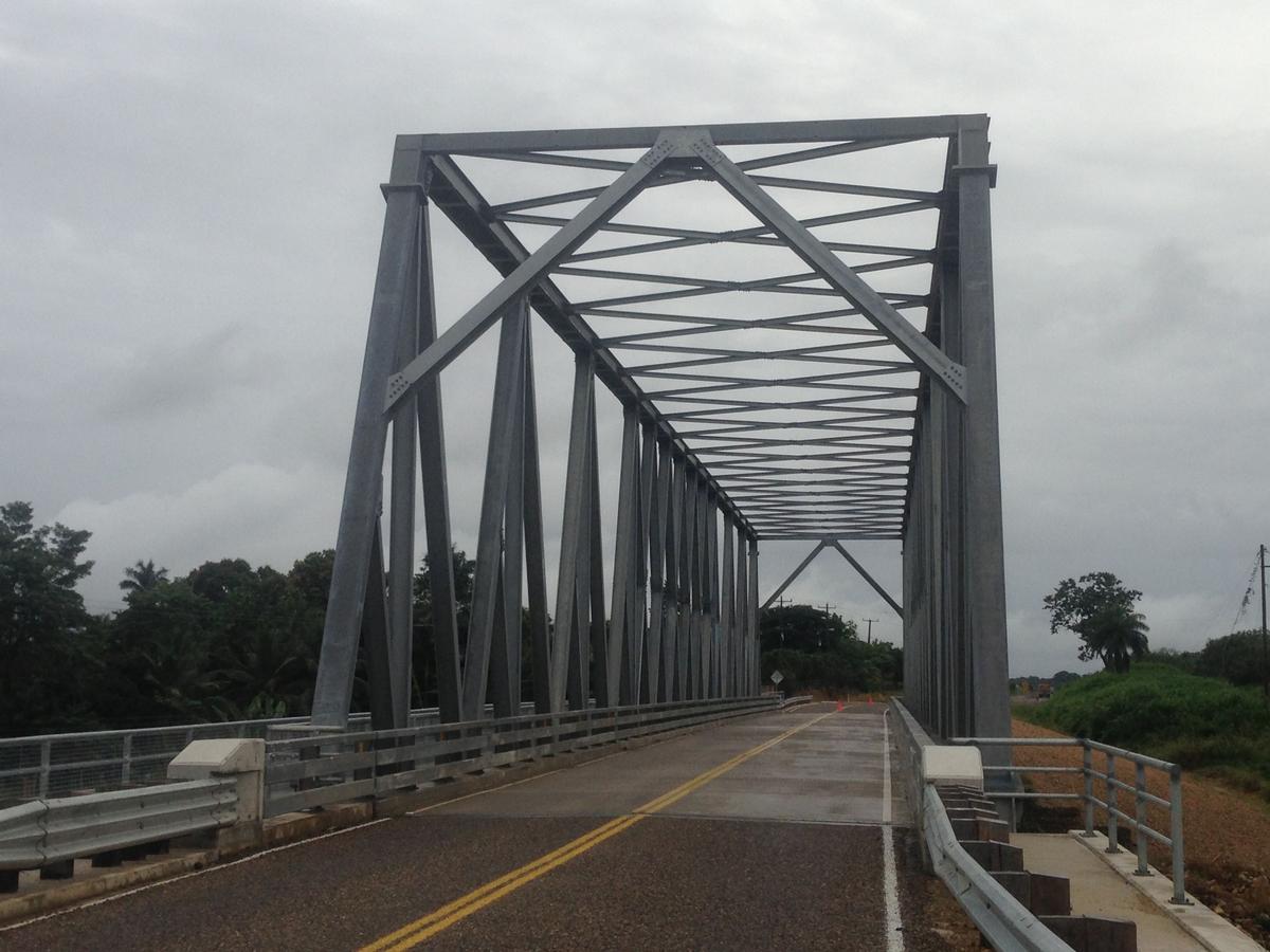 Mediendatei Nr. 212909 Die Stahlfachwerkbrücke mit einer Einzelspannweite von 90 m ist auf extreme Windlasten bemessen und ohne Mittelpfeiler konstruiert, was dieses Herzstück der Verkehrsinfrastruktur in Belize nun besonders hurrikansicher macht