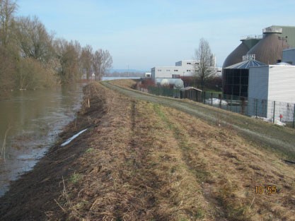 Mediendatei Nr. 208406 Die Kläranlage Straubing liegt am Ufer der Donau, die hier fast jedes Jahr einen kritischen Pegelstand erreicht; die ARGE erhöht im Rahmen des Hochwasserschutzbauprojekts auch den bestehenden Donaudeich