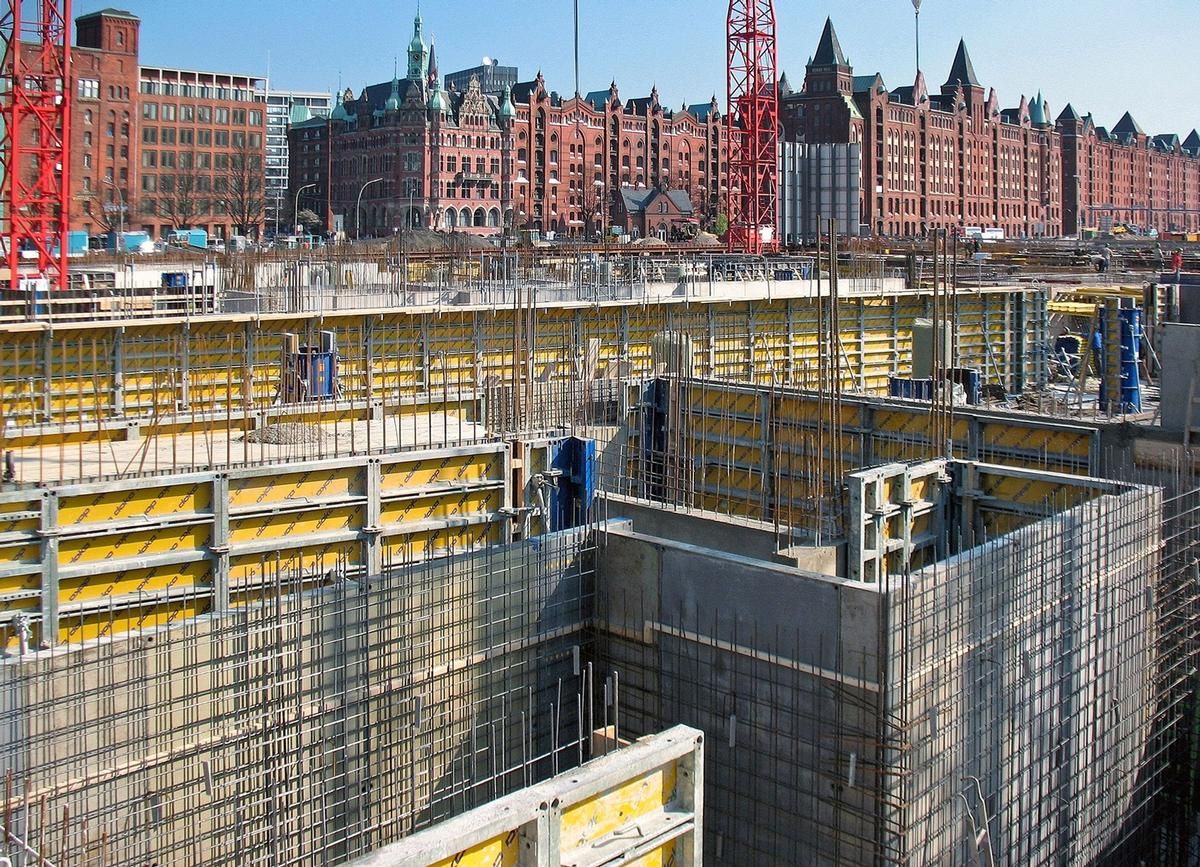 Mediendatei Nr. 216328 Mehr als 2.700 m² Doka-Rahmenschalung Framax Xlife bringen beim Bau von Deutschlands größter Tiefgarage im Überseequartier Hamburg richtig Tempo auf die Baustelle