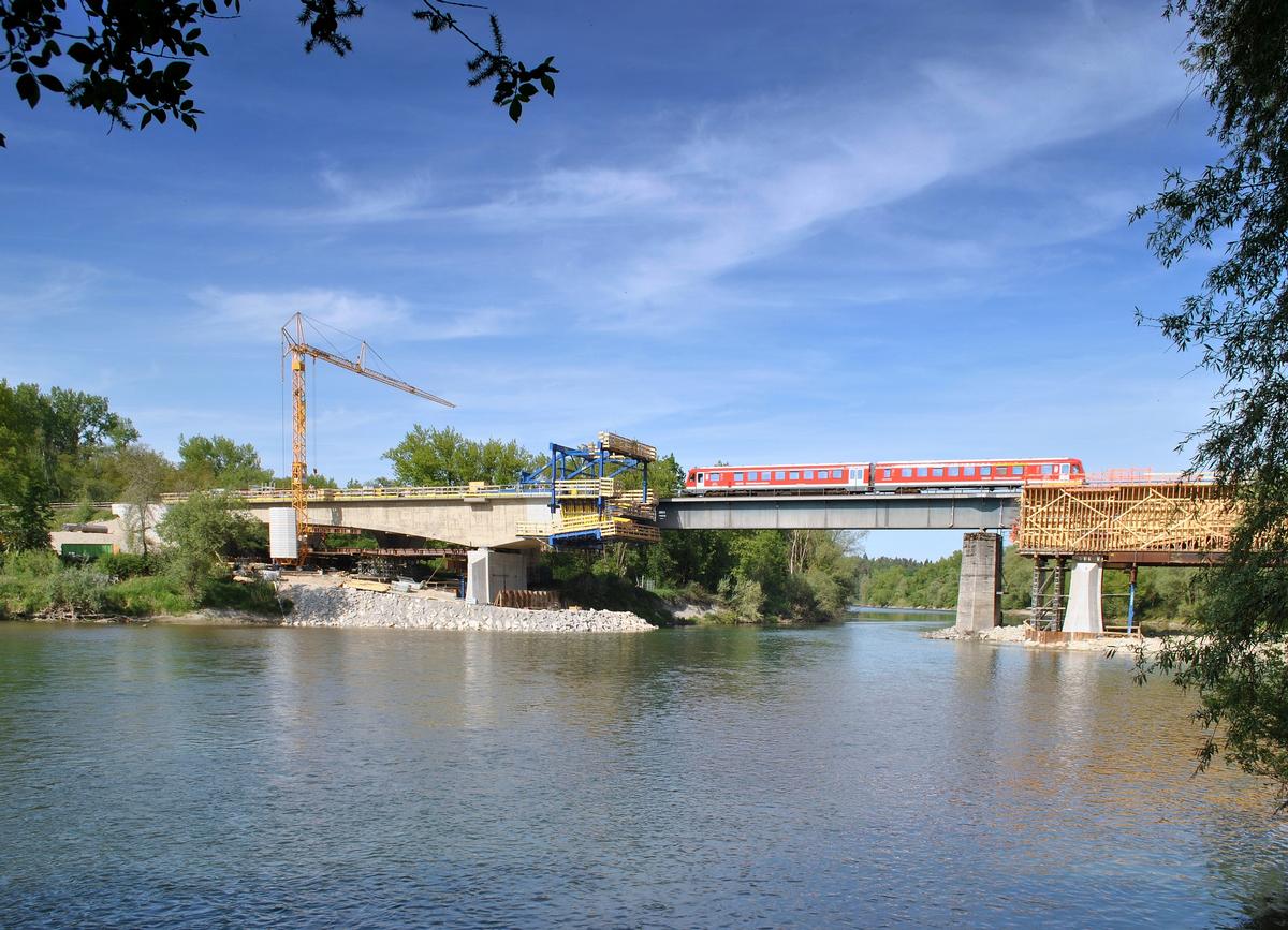 Der modulare Doka-Freivorbauwagen läuft direkt neben der alten, im regulären Bahnbetrieb befindlichen Brücke 