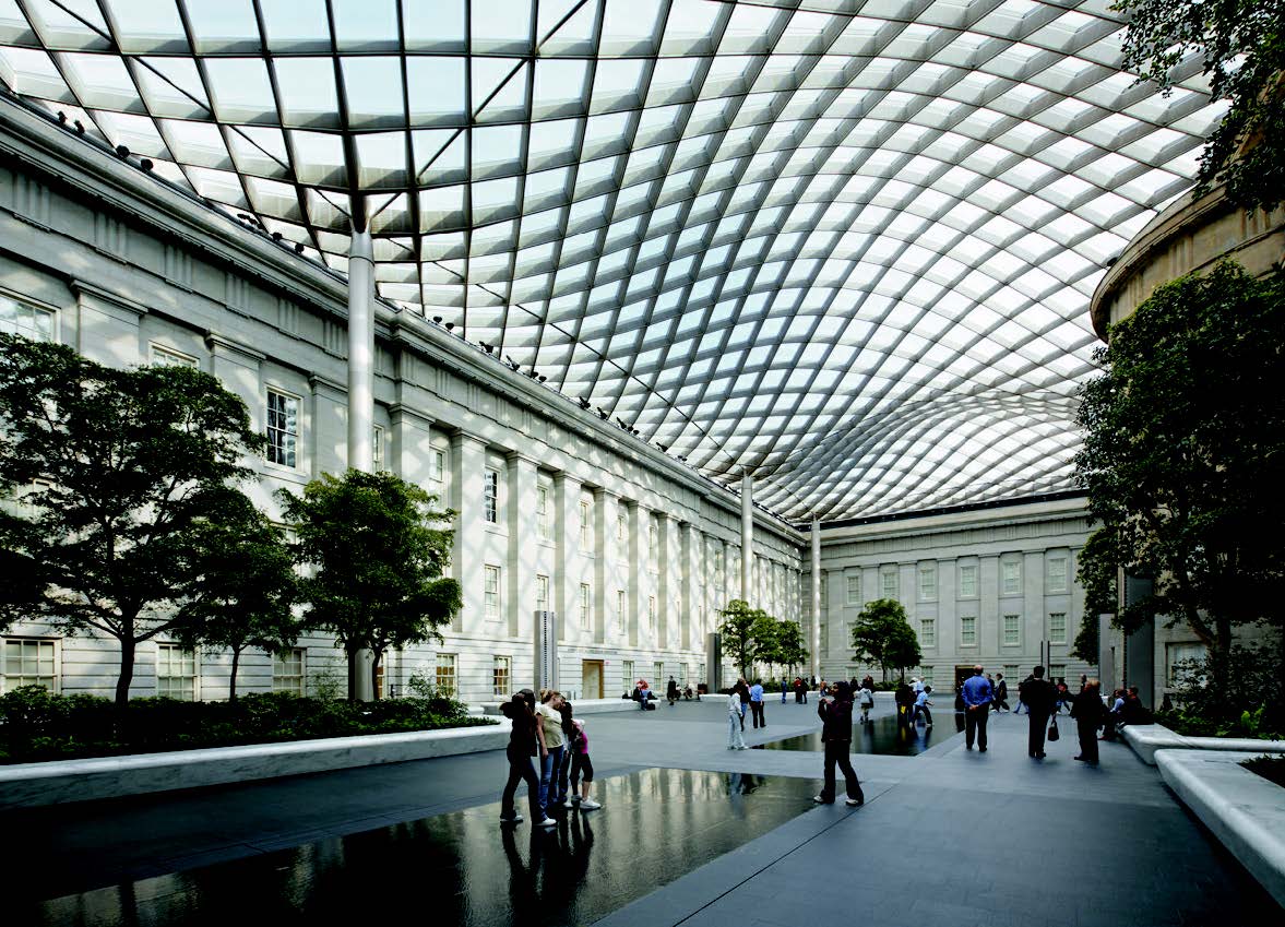 Mediendatei Nr. 214234 Smithsonian Institution in Washington: Das wellenförmige Dach des Museumsinnenhofes besteht aus 860 Glaselementen in 120 individuell geformten Stahlrahmen