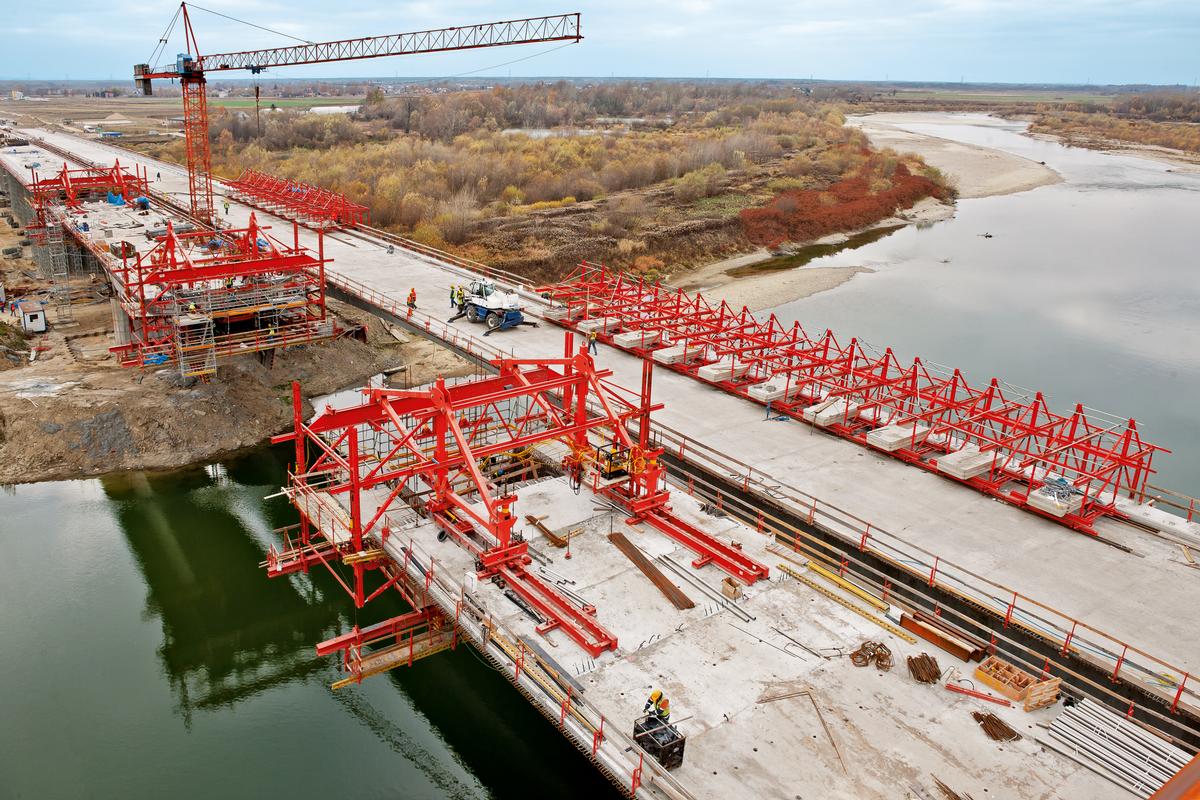 Mediendatei Nr. 209463 Beim Bau der Straßenbrücke bei Tarnow wurden insgesamt vier Freivorbaugeräte auf Basis des VARIOKIT Ingenieurbaukastens eingesetzt. Die Betonierabschnittslängen betrugen 3,50 m bis 5,00 m und wurden in jeweils 4 bis 5 Arbeitstagen fertiggestellt