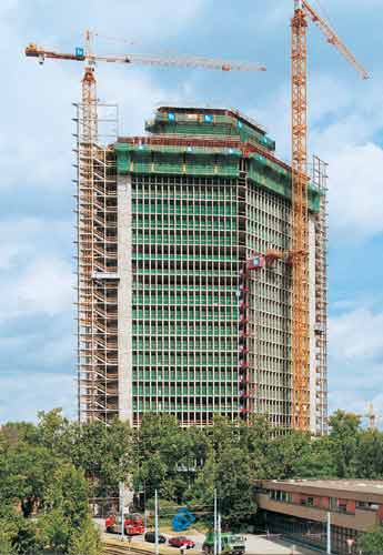 Victoria-Turm, Mannheim Woche für Woche wuchs der Neubau in die Höhe. An sechs Tagen die Woche wurde im Dreischicht-Betrieb gearbeitet, um das Soll des extrem straffen Terminplans zu erfüllen