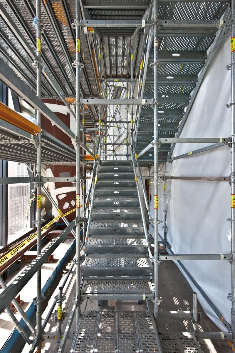 Die 100 cm breite PERI UP Treppe ist – auch bei Gegenverkehr – bequem zu begehen. Die zulässige Belastung beträgt 3,0 kN/m² 