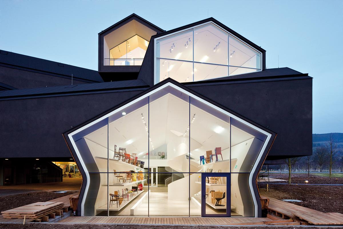 Die im neuen VitraHaus gezeigte Home Collection spricht eine designorientierte Zielgruppe an. (Architektur: Herzog & de Meuron) 
