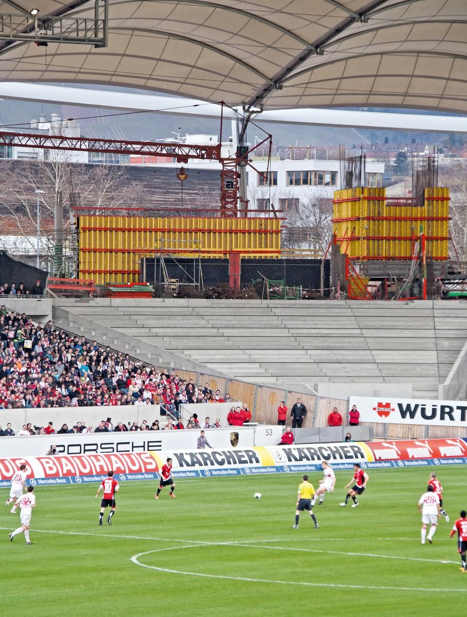 Abriss und Neubau der Untertürkheimer Fankurve erfolgen während des laufenden Bundesliga-Spielbetriebs 