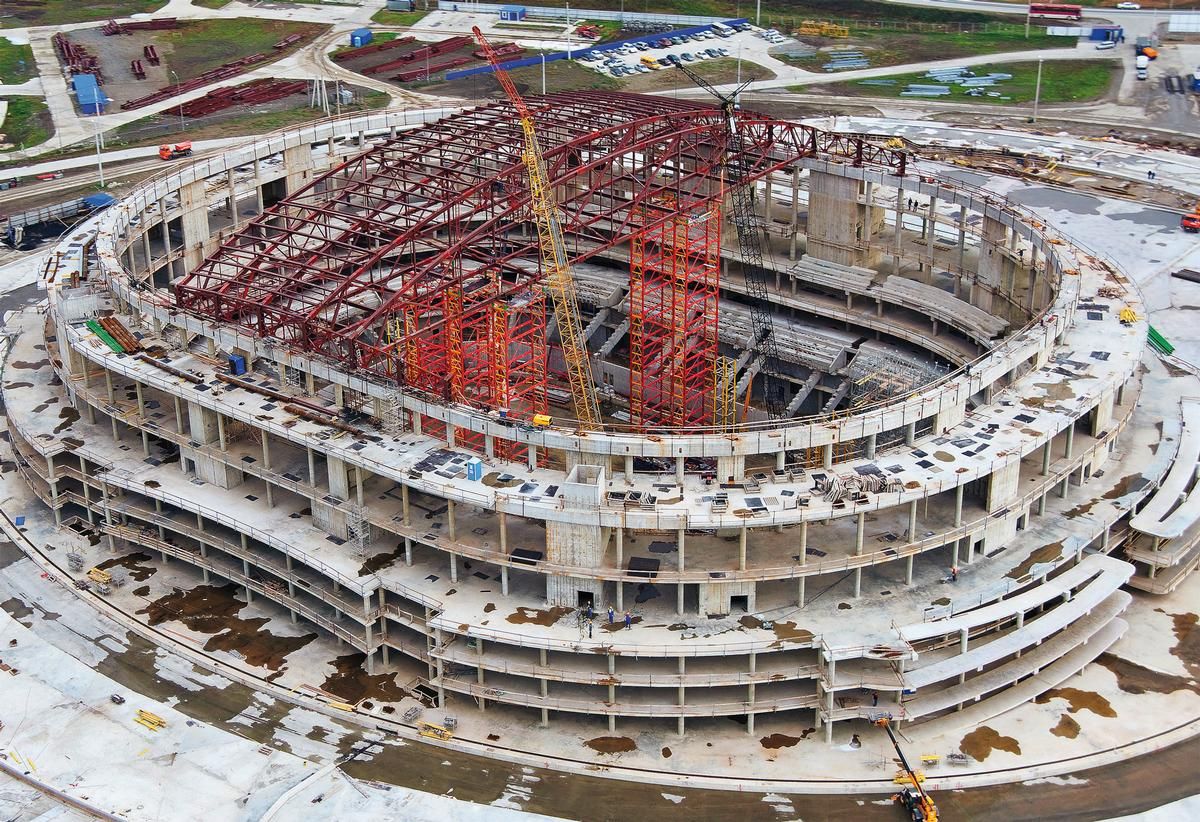 Mediendatei Nr. 209398 Sotschi ist Olympiastadt 2014 - derzeit wird die Dachkonstruktion der 12000 Zuschauer fassenden Eis-Arena montiert – temporär unterstützt durch ein freistehendes Traggerüst, dem neuen VARIOKIT-Schwerlastturmsystem von PERI