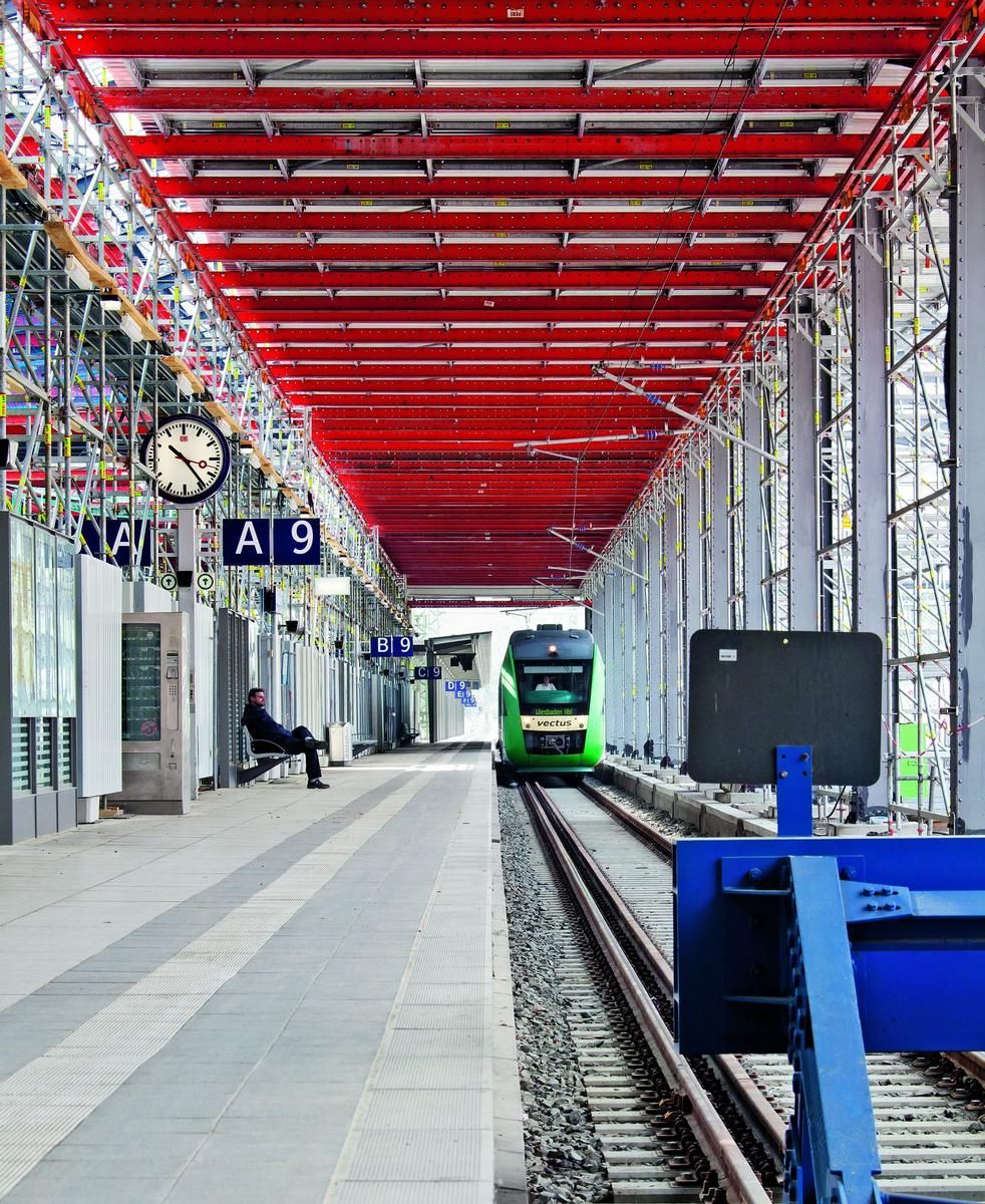 Dank der PERI Schutzdachkonstruktion verläuft der Bahnbetrieb im Wiesbadener Hauptbahnhof sicher und weitestgehend ungestört 