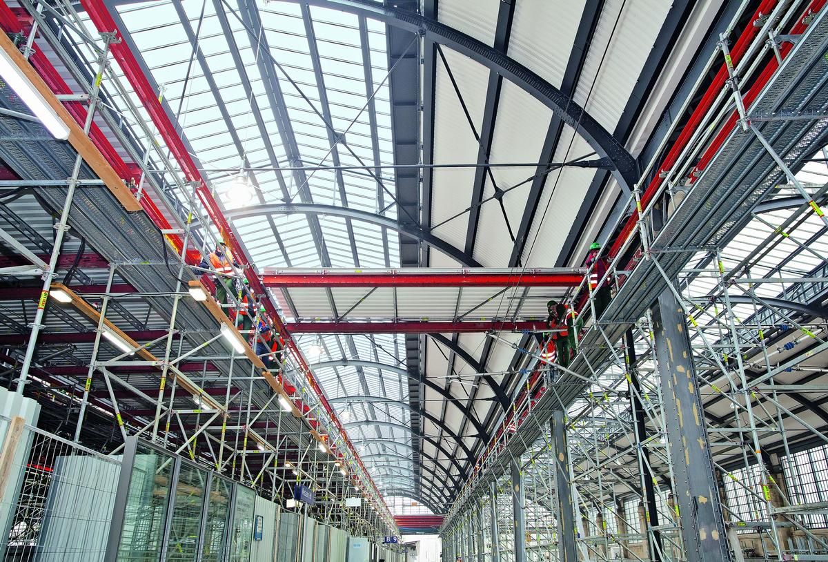 Die PERI Schutzdach-Plattformen lassen sich nach erfolgter Dachsanierung von Hand in die nächste Halle verschieben 